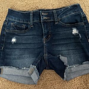 Blue jean shorts.